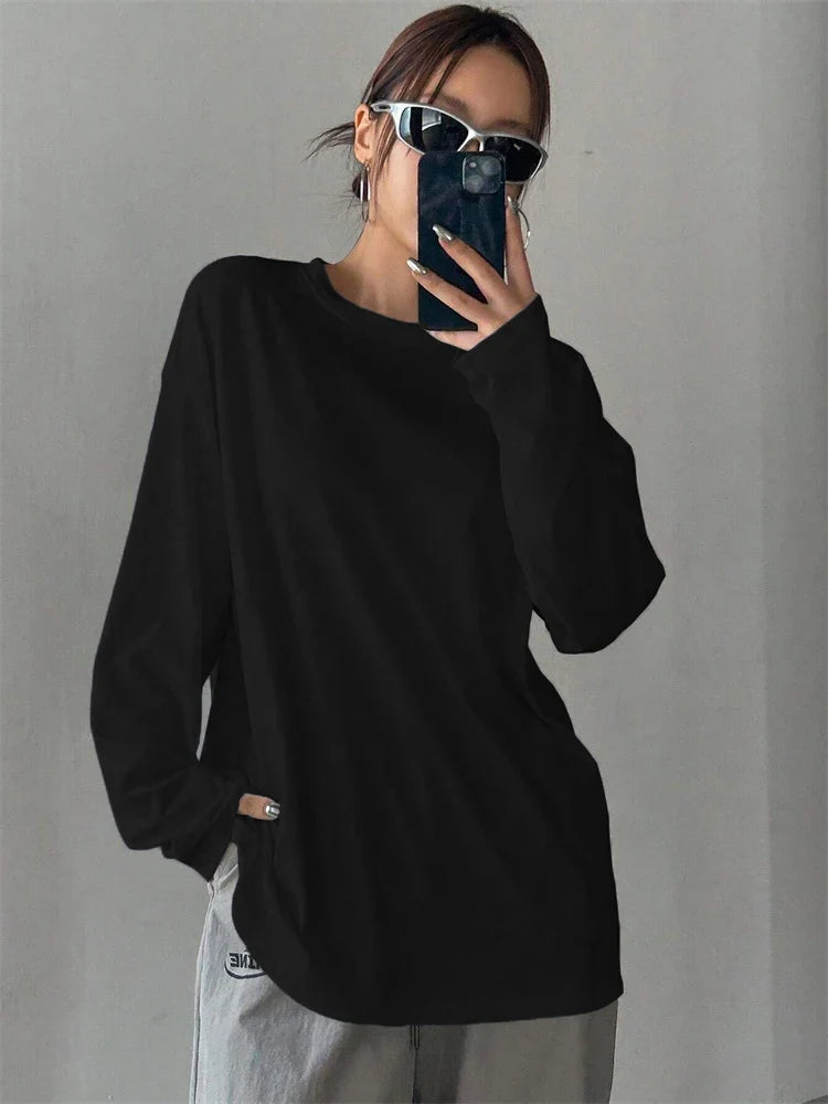 Oversized T-shirt til kvinder med lange ærmer, rund hals og ensfarvet design