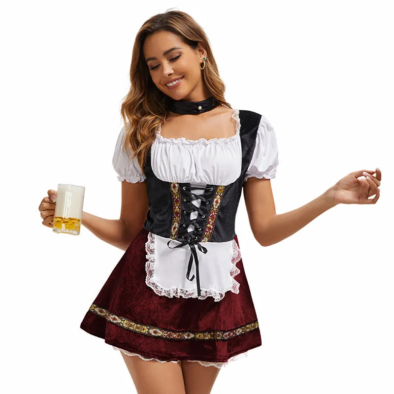 Kort kvinde-dirndl-kjole med forklæde og rund hals i vinrød