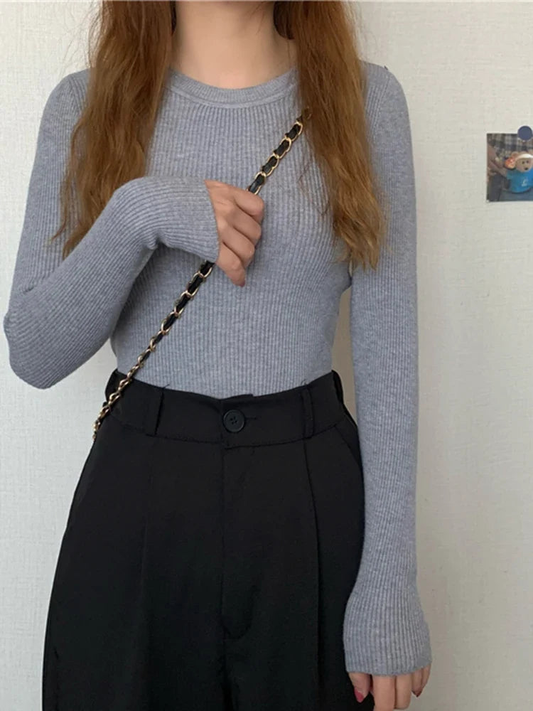 Ribstrikket dametop med lange ærmer og rund hals - Fås i flere farver