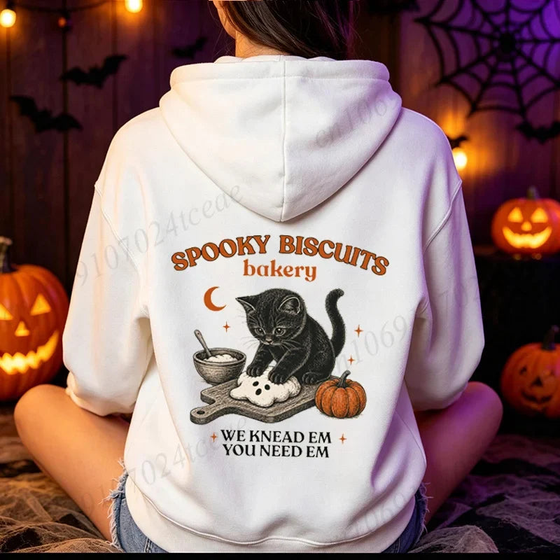 Hættetrøje til kvinder med sort bagende kat og Halloween-bager - forskellige farver