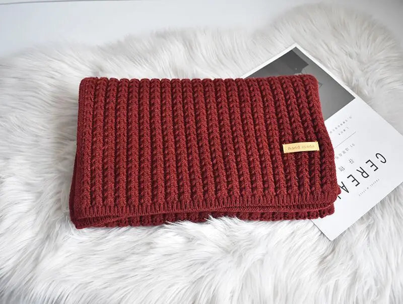 Weicher gerippter gestrickter Winterschal mit Etikett
