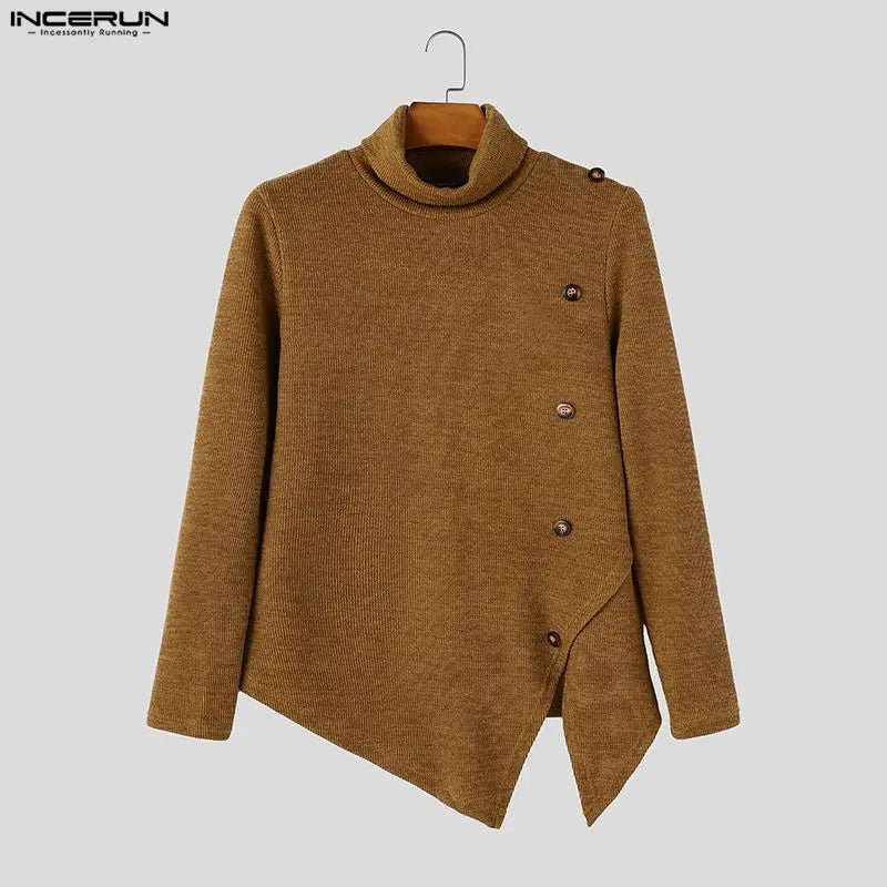 Maglione marrone da uomo a collo alto con bottoni decorativi e orlo asimmetrico