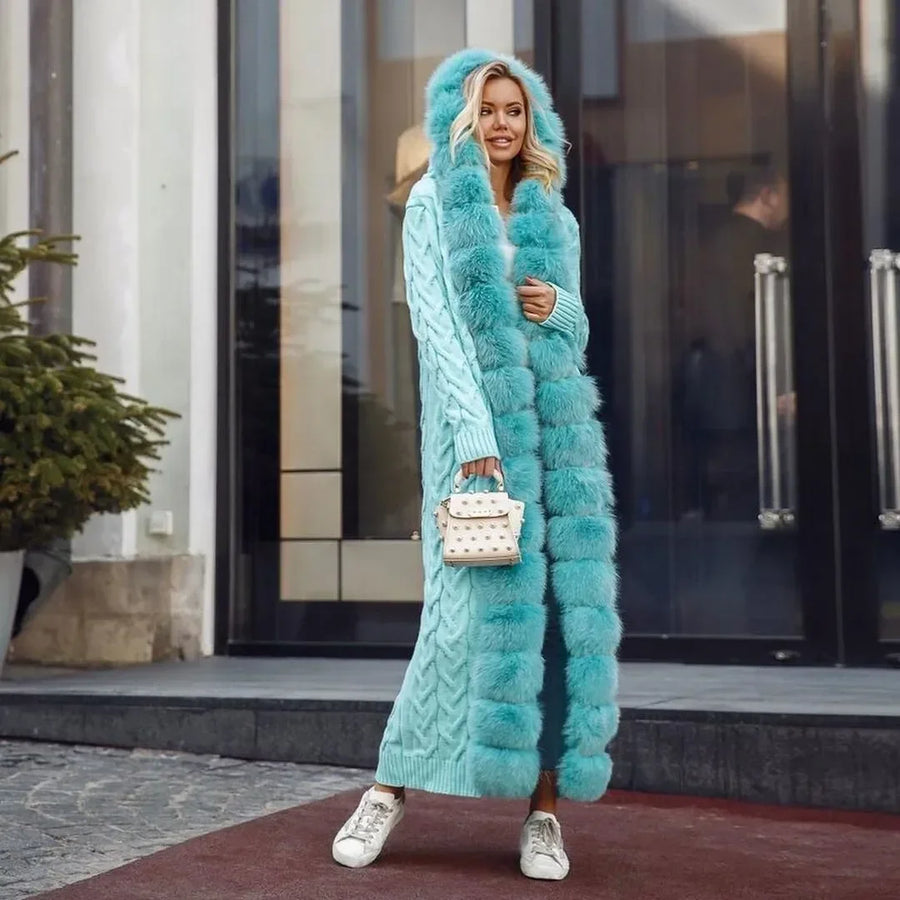 Lange Damen-Strickweste mit Zopfmuster und Felloptik-Besätzen