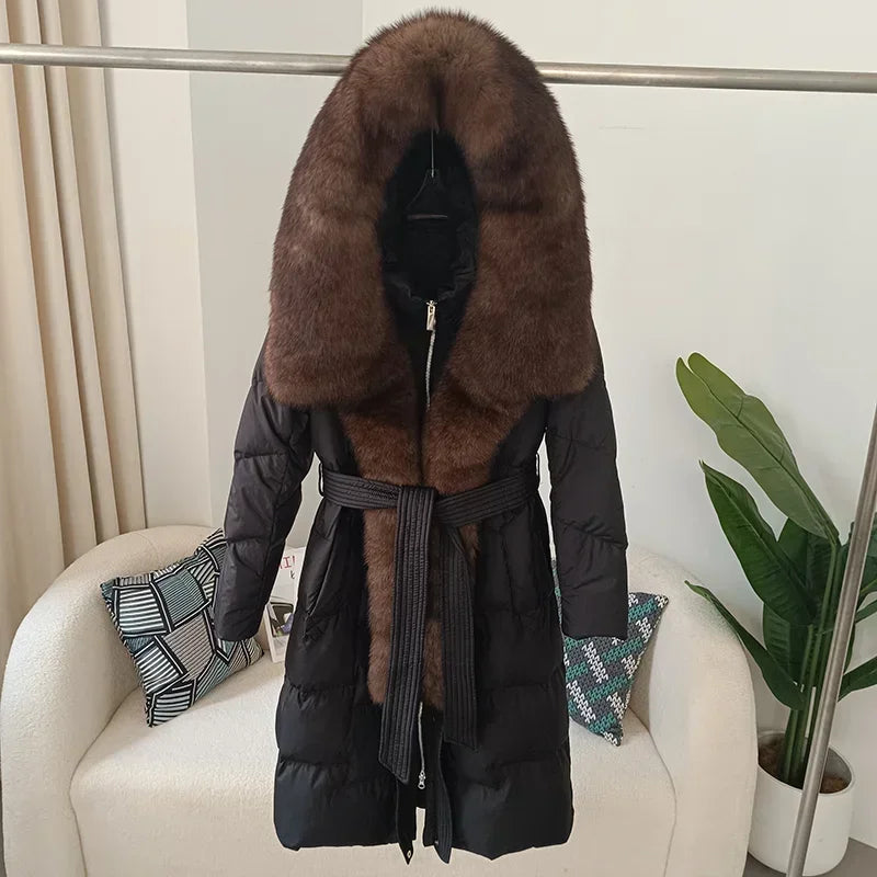 Piumino lungo da donna con cappuccio, rifiniture in pelliccia sintetica, cintura, bianco sporco