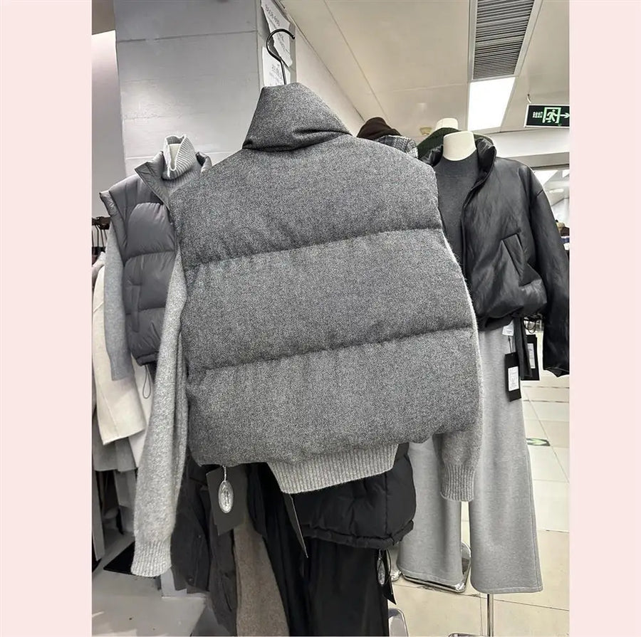 Gilet trapuntato grigio senza maniche con collo alto e tasche
