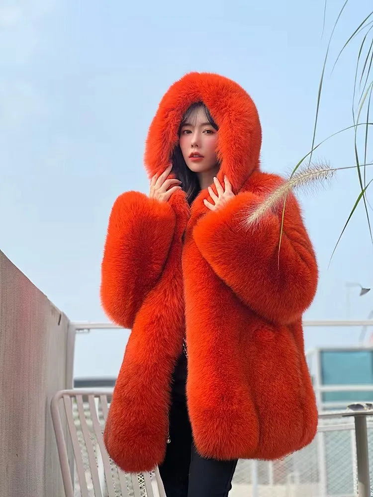 Cappotto da donna con cappuccio in ecopelliccia morbida, vestibilità ampia