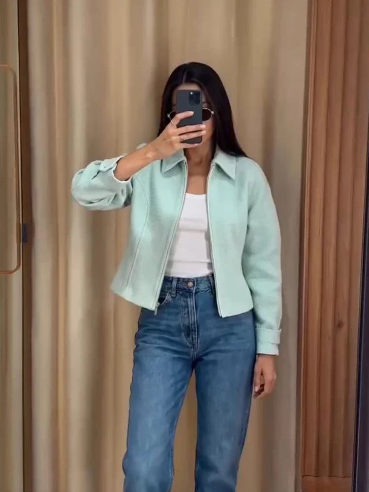 Women's short straight-cut mint jacket with shirt collar and zip closure