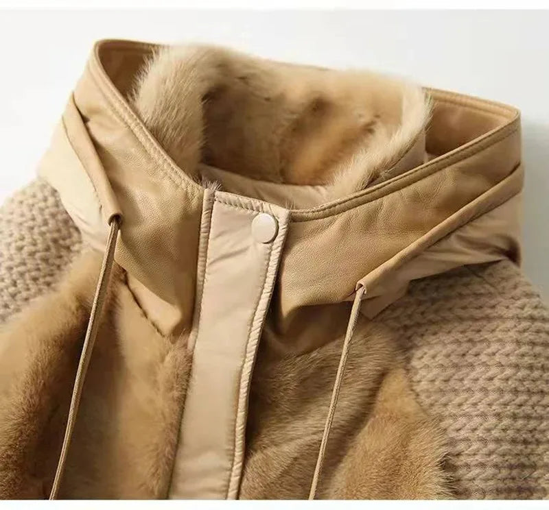 Doudoune matelassée Femme avec capuche et détails en maille et fausse fourrure beige