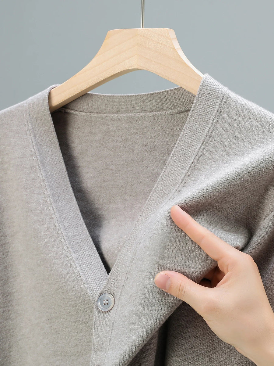 Chaleco cardigan ligero de color liso para hombre con cuello de pico, botones y mangas largas