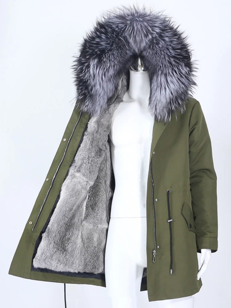 Lang parka med varmt fôr i et mykt materiale og hette med kant i syntetisk pels