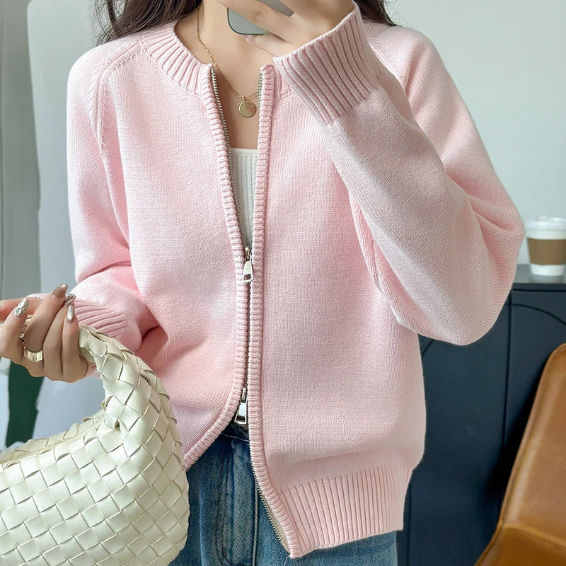 Cardigan til dame med glidelås, rund hals, finstrikket, lange ermer og ensfarget design