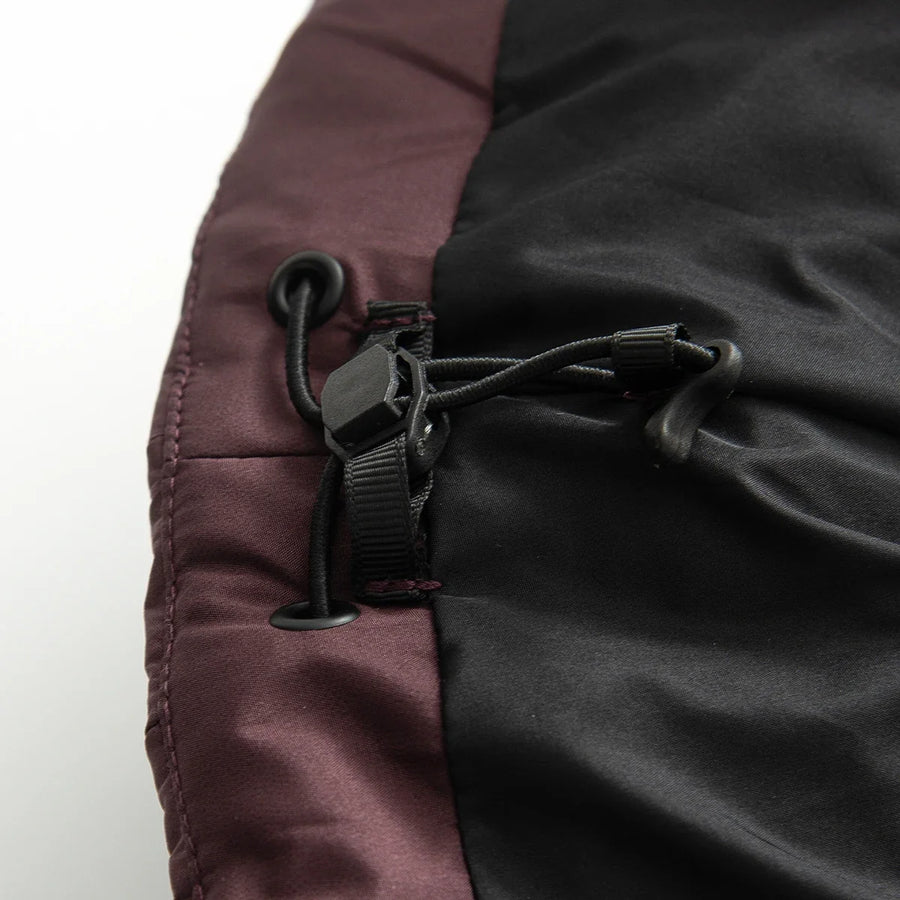 Chaqueta acolchada corta entallada para mujer con cinturón y cuello alto