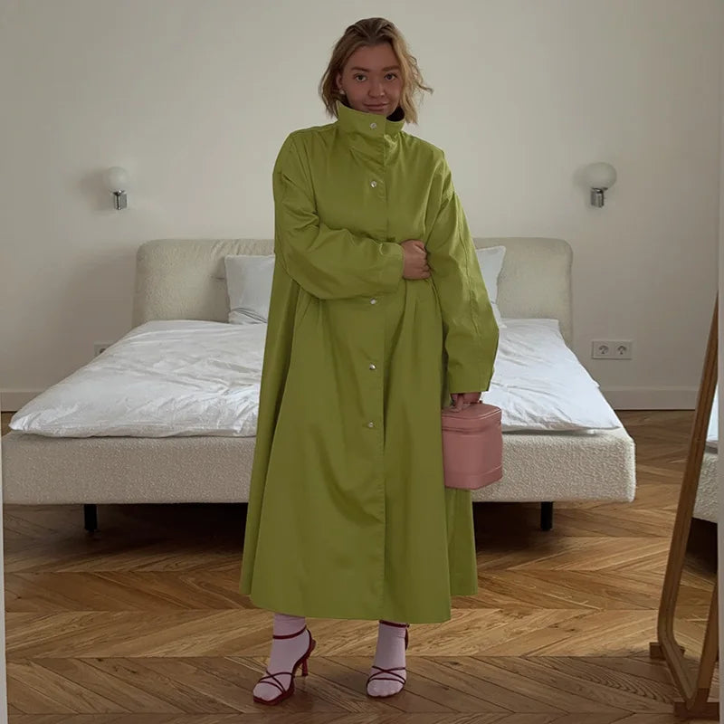 Trench-coat lungo da donna dalla vestibilità ampia ed elegante, con collo alto e maniche a sbuffo