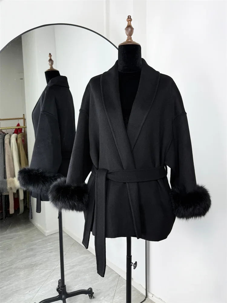 Veste courte femme ceinturée en tissu doux avec poignets en fausse fourrure