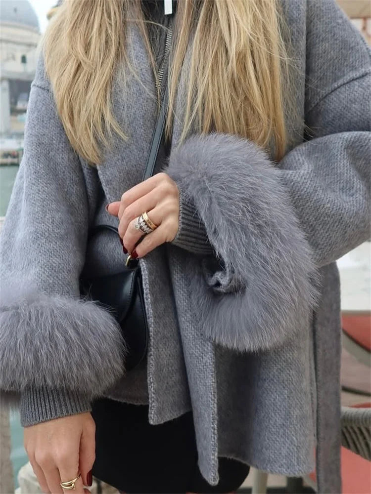 Veste courte femme ceinturée en tissu doux avec poignets en fausse fourrure