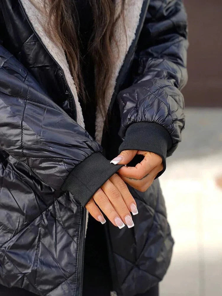 Manteau matelassé noir à capuche doublé aspect mouton pour femme