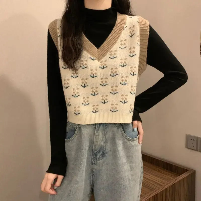 Cremefarbene ärmellose Damen-Strickweste mit V-Ausschnitt und Blumenmuster