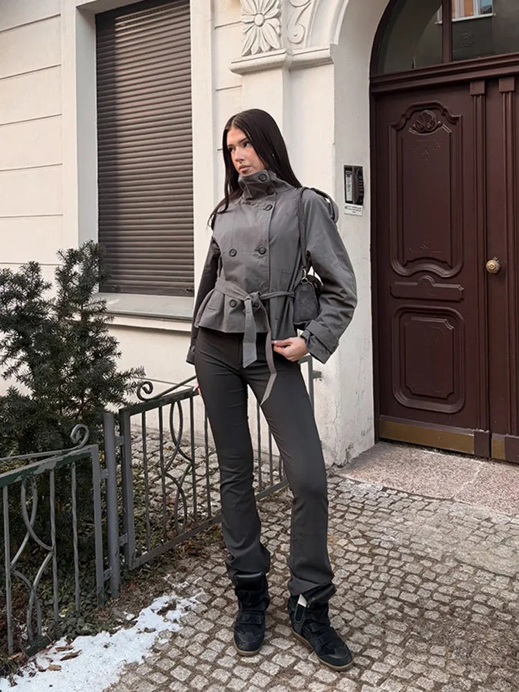 Kurze zweireihige Damenjacke mit Stehkragen und Gürtel