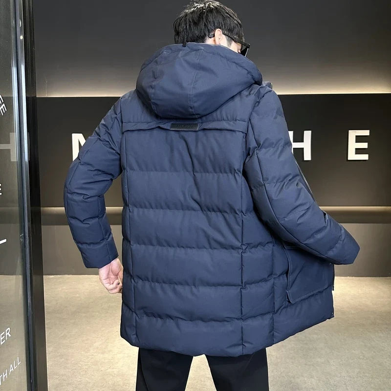 Piumino lungo trapuntato da uomo con cappuccio, cerniera e tasche, per l'inverno