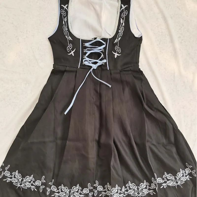 Sort og lyseblå dirndl-kjole med hvid bluse og broderet forklæde