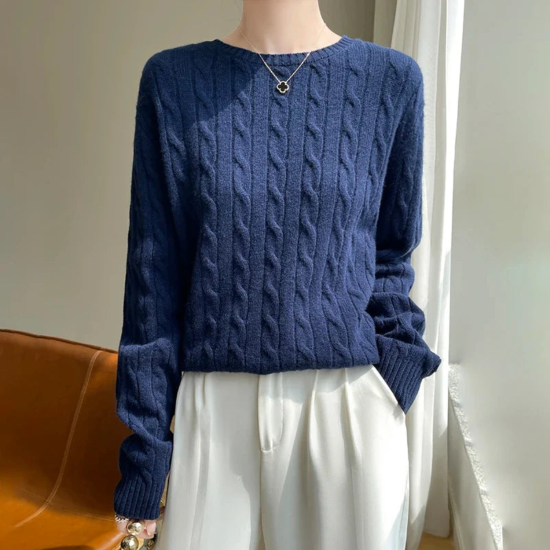 Damenpullover mit Rundhalsausschnitt aus Zopfmuster-Strick mit langen Ärmeln in Rosa