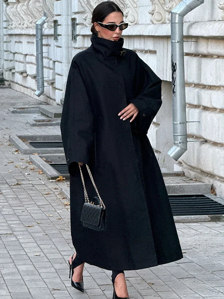 Elegante lange damestrenchcoat met opstaande kraag en ruime pasvorm