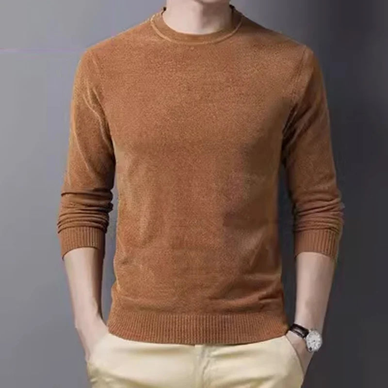 Weicher, einfarbiger Herrenpullover mit Rundhalsausschnitt, langen Ärmeln und klassischer Passform