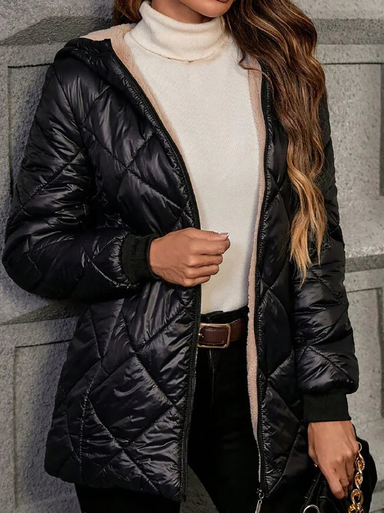 Manteau matelassé noir à capuche doublé aspect mouton pour femme