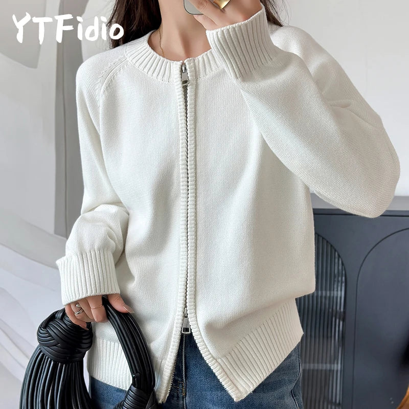 Cardigan til dame med glidelås, rund hals, finstrikket, lange ermer og ensfarget design
