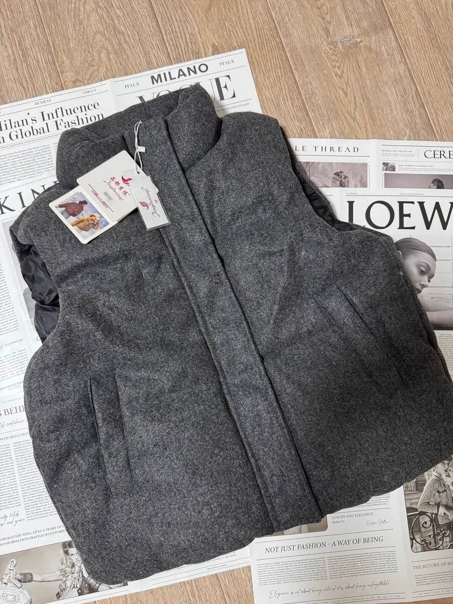 Gilet trapuntato grigio senza maniche con collo alto e tasche
