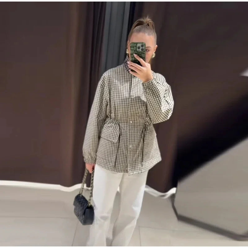 Veste légère femme à carreaux beige et noir avec cordon de serrage taille