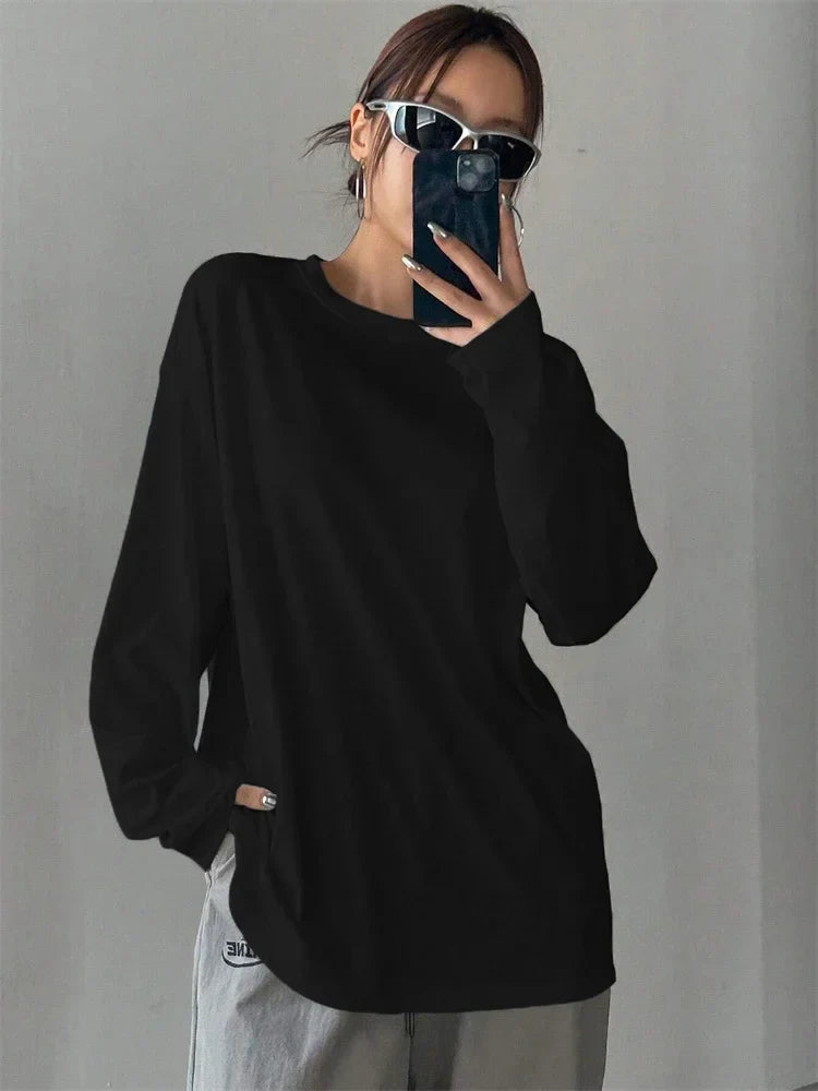 Oversized T-shirt til kvinder med lange ærmer, rund hals og ensfarvet design