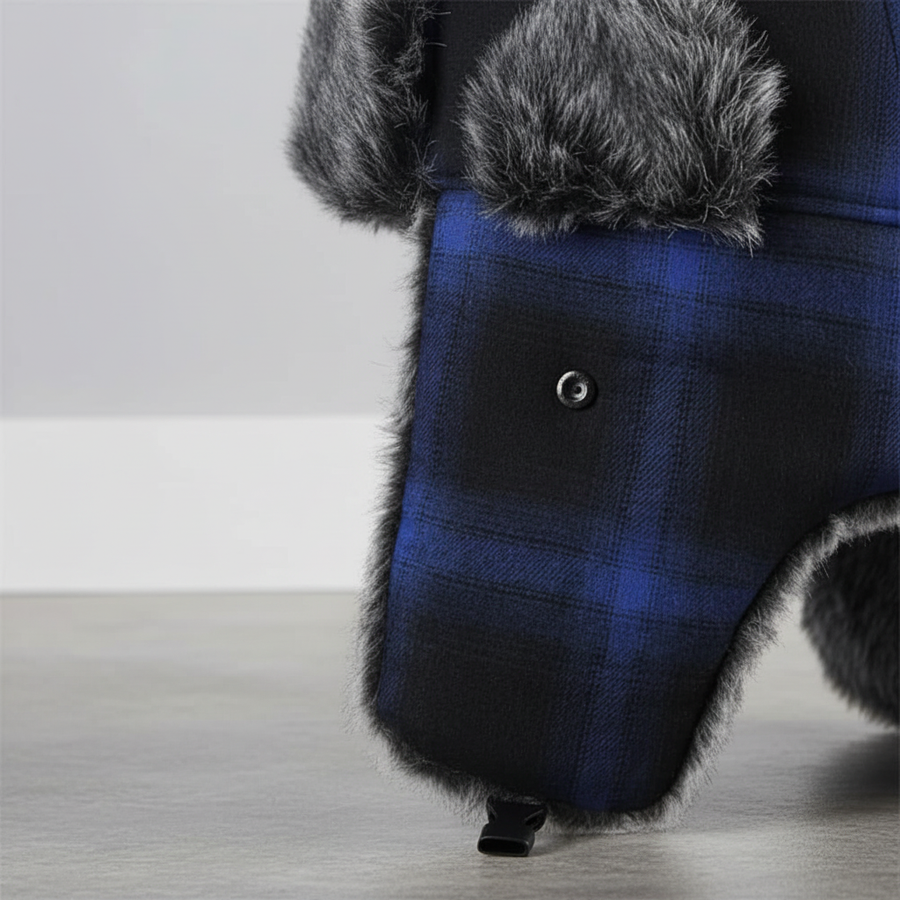 Vintertrapperhatt i blått och svart rutmönster med fuskpäls