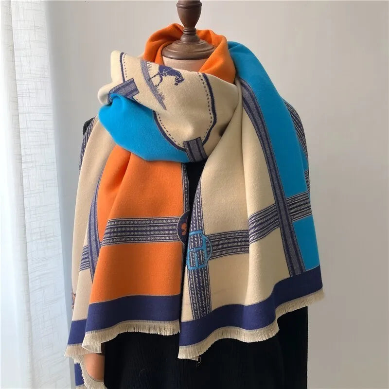 Bredt dameskjerf med naturmotiv i beige og grått, med frynser