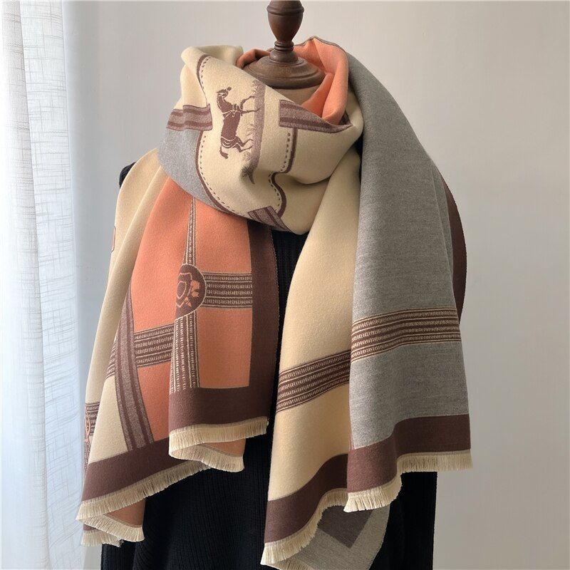 Bredt dameskjerf med naturmotiv i beige og grått, med frynser