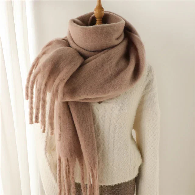 Mjuk och varm enfärgad scarf med fransar, lila färg