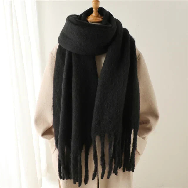 Mjuk och varm enfärgad scarf med fransar, lila färg