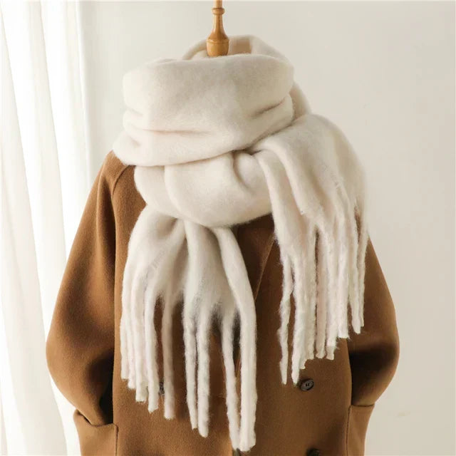 Mjuk och varm enfärgad scarf med fransar, lila färg