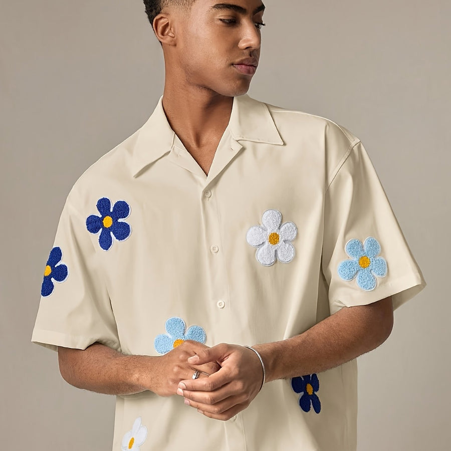 Avslappet kortermet camp-skjorte for menn med blomsterapplikasjoner for en trendy sommerstil