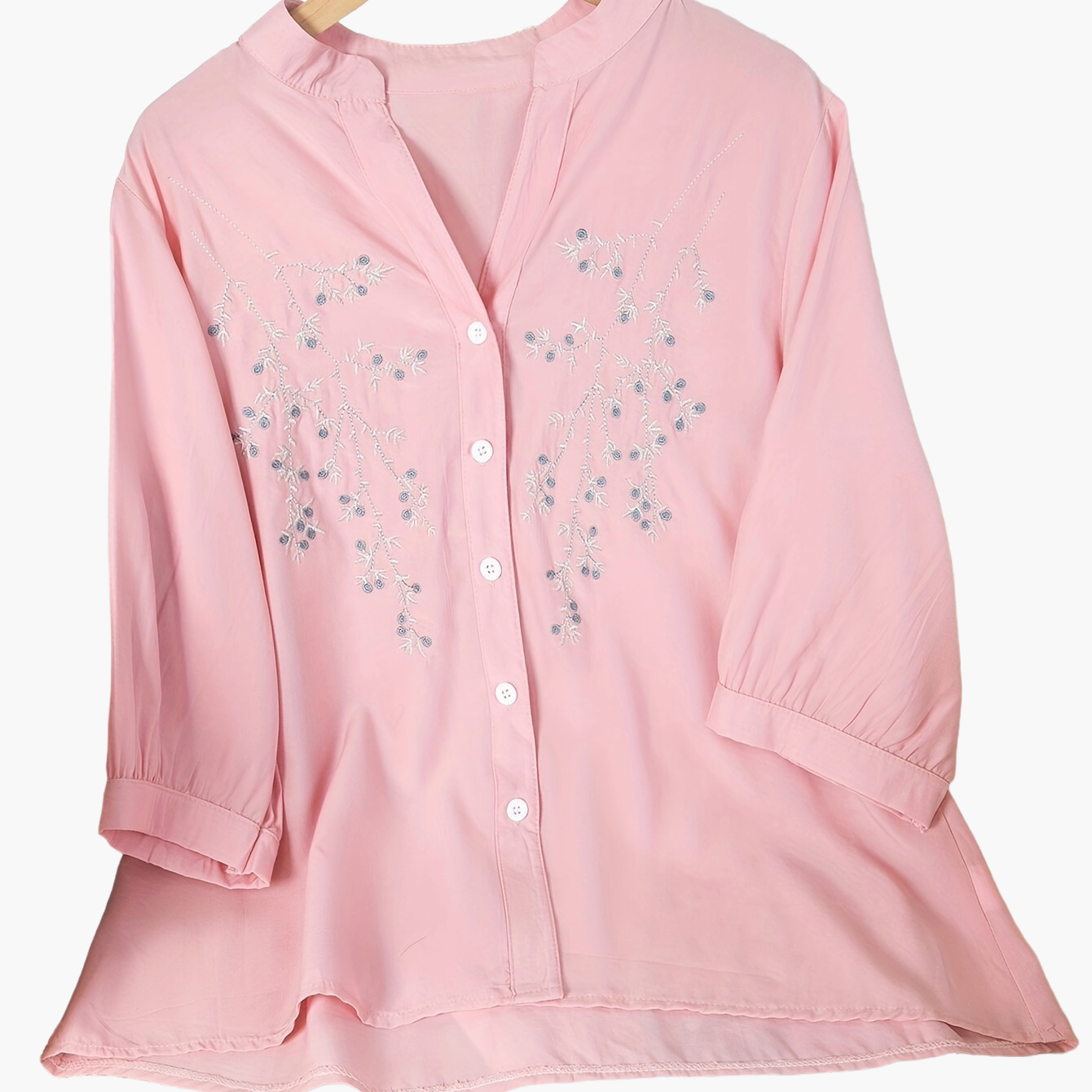 Elegant damebluse med blomsterbroderi i sommerstil til kontor eller udflugt