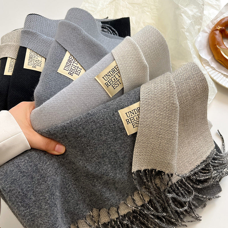 Mjuk scarf med fransar i enfärgade eller tvåfärgade varianter