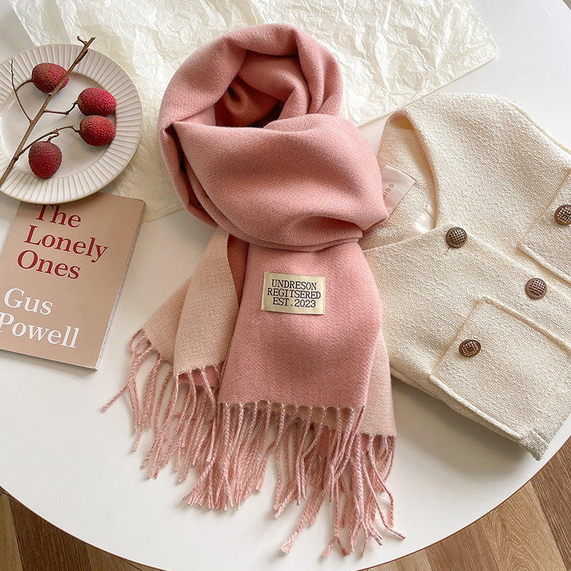 Mjuk scarf med fransar i enfärgade eller tvåfärgade varianter