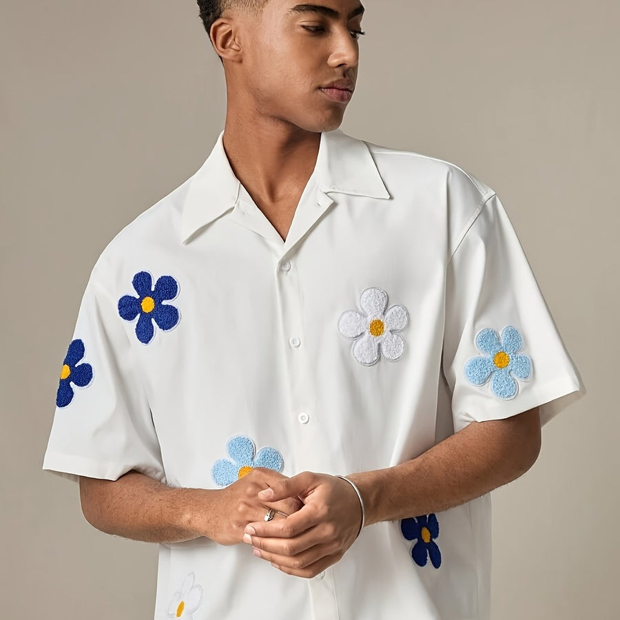 Avslappet kortermet camp-skjorte for menn med blomsterapplikasjoner for en trendy sommerstil