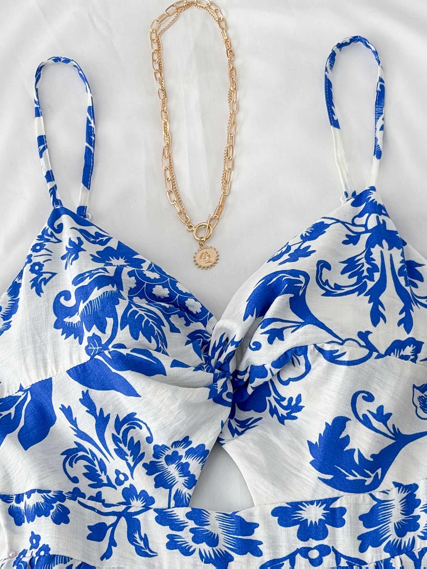Robe midi femme style bohème chic à fleurs, idéale pour les sorties estivales