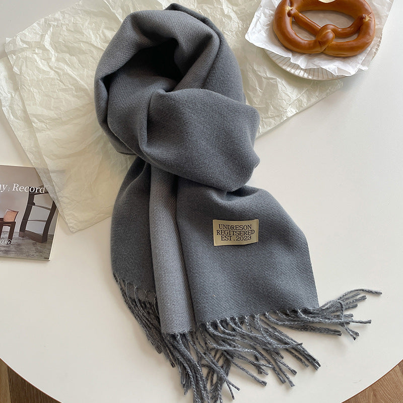 Mjuk scarf med fransar i enfärgade eller tvåfärgade varianter