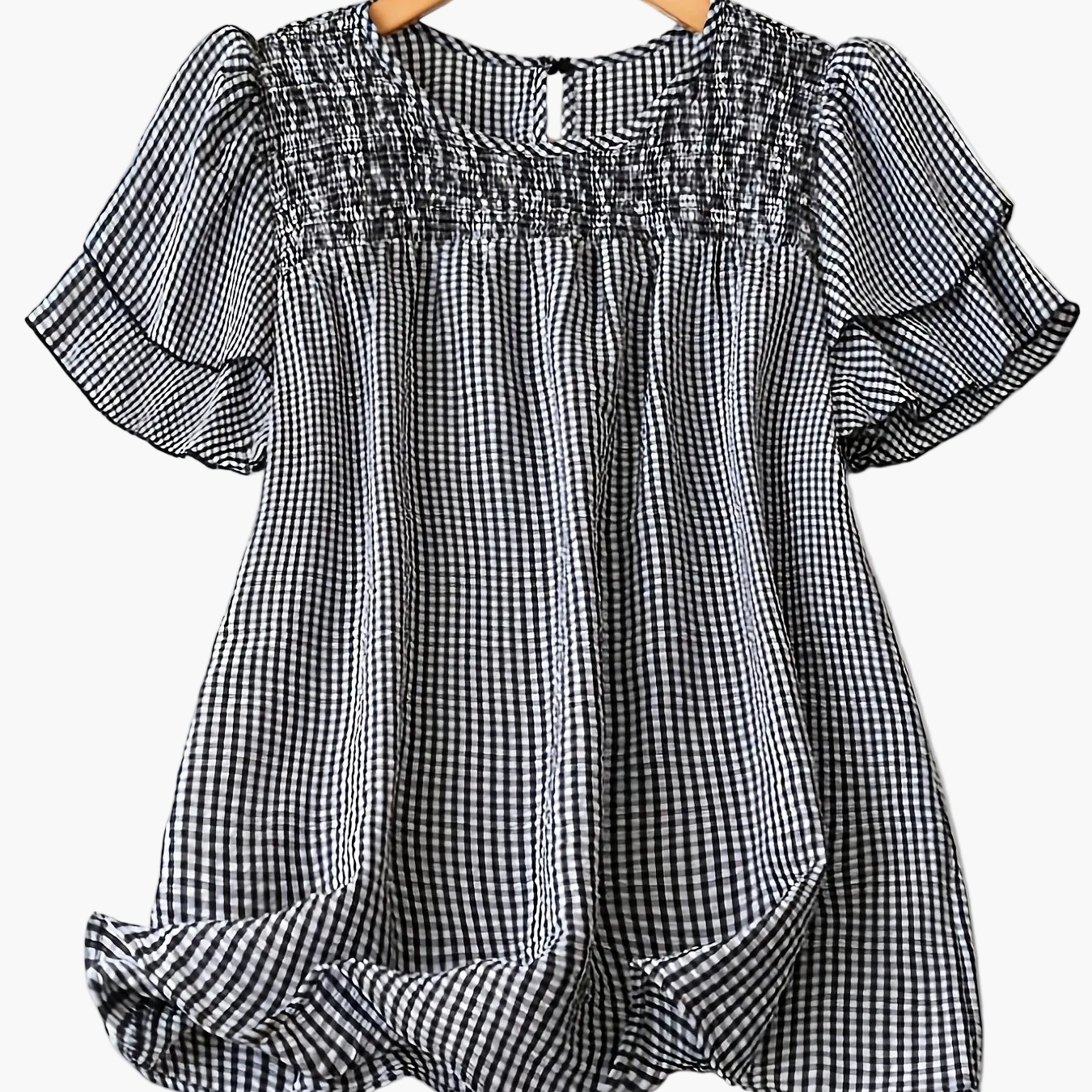 Elegant style feminine polka dot blouse with short sleeves and round neck for summer