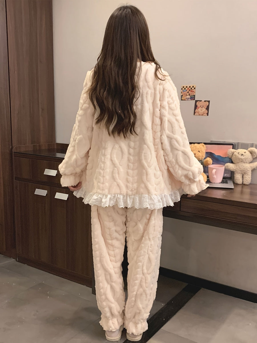 Pyjama Femme Doux et Moelleux Beige Écru Col Carré Volants Dentelle