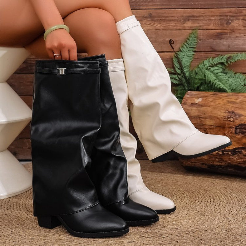 Hohe Damenstiefel im Slouchy-Stil mit gerafftem Effekt, spitzer Zehenpartie und dekorativer Schnalle, schwarz oder beige