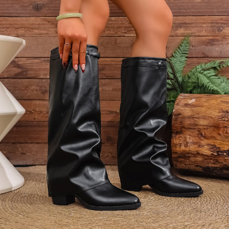 Hohe Damenstiefel im Slouchy-Stil mit gerafftem Effekt, spitzer Zehenpartie und dekorativer Schnalle, schwarz oder beige