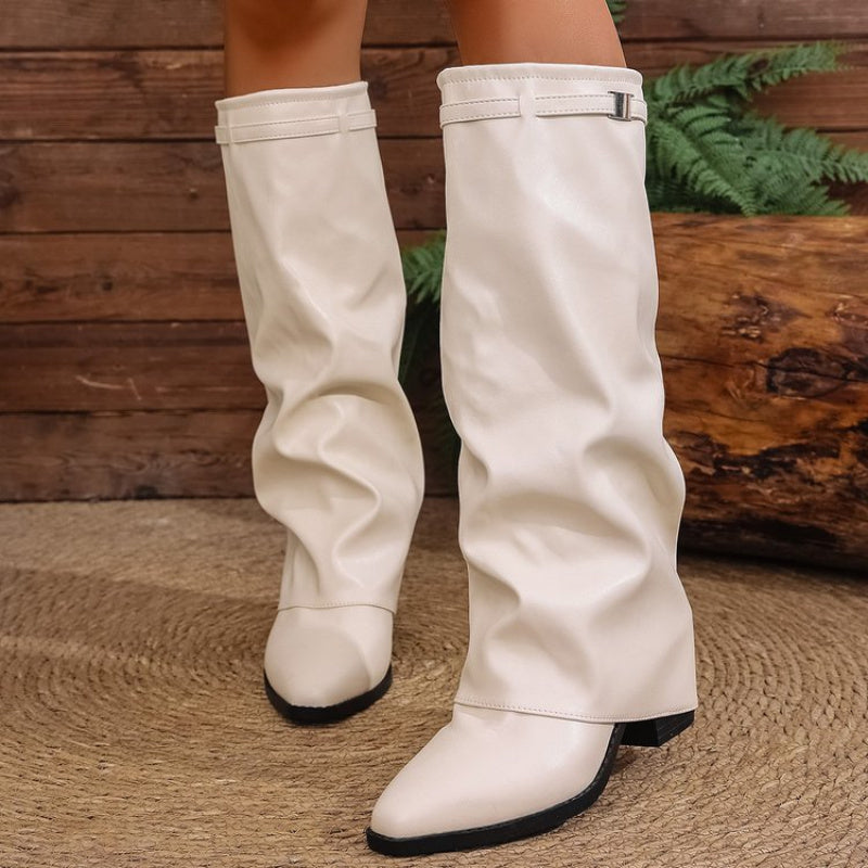 Hohe Damenstiefel im Slouchy-Stil mit gerafftem Effekt, spitzer Zehenpartie und dekorativer Schnalle, schwarz oder beige